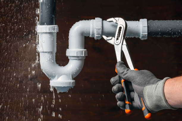 Professional Emergency Plumber technician working in Peru, IN